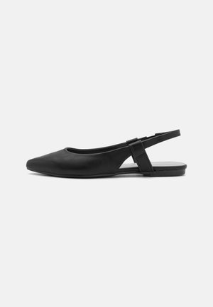Czarny płaski but typu slingback z zaostrzonym noskiem i paskiem wokół kostki na białym tle, widok z boku.