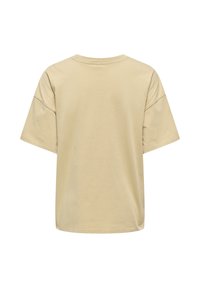 Μπεζ oversized κοντομάνικο μπλουζάκι με χαλαρούς ώμους, στρογγυλή λαιμόκοψη και ίσια κάτω ραφή, εμφανίζεται από πίσω σε άσπρο φόντο.