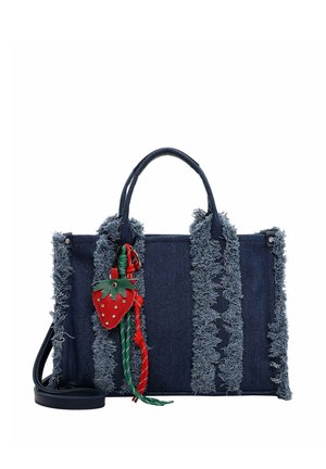 Tumši zila džinsa tote soma ar plīsuma svītrām, divām rokām, noņemamu siksnu un sarkanas zemeņu formas atslēgu piekariņu.