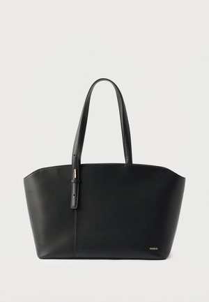 Crna kožna torba s dvije ručke i malim zlatnim logotipom "HUGO" u donjem desnom kutu, na bijeloj pozadini.