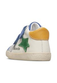 Sneakers bianchi in pelle con fasce in velcro blu, accentate da una stella verde e una capelliera gialla. Suola in gomma testurizzata, design casual per bambini.