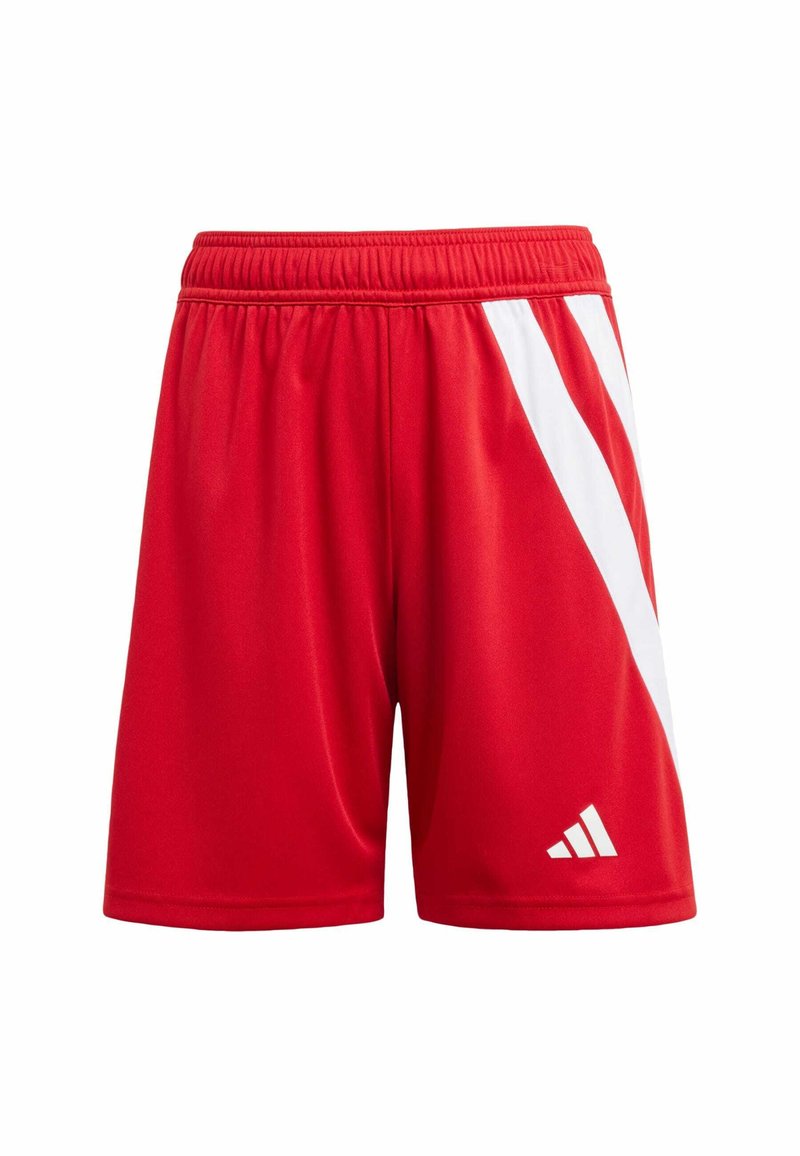 Pantalones cortos deportivos rojos hechos de tela ligera, con un diseño de franjas diagonales blancas y una cintura elástica para mayor comodidad. Incluye el logo de Adidas.