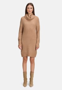 Strickkleid mit Cowl-Neck in einem warmen Beigeton, mit strukturiertem Rippdesign, langen Ärmeln und einem knielangen Saum.