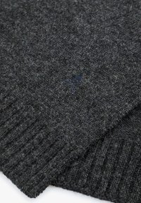 Bufanda de lana gris oscuro con un acabado texturizado, presenta bordes acanalados y un sutil logo bordado en un tono más oscuro.