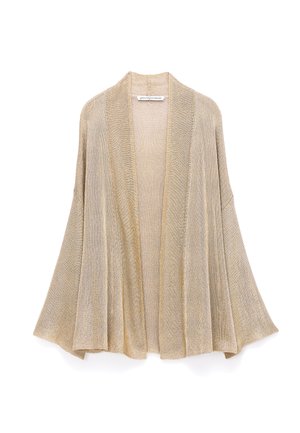 Lichtbeige gebreid openvallend vest met wijde mouwen en een losse, ontspannen pasvorm, weergegeven op een witte achtergrond.