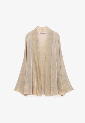 Lichtbeige gebreid openvallend vest met wijde mouwen en een losse, ontspannen pasvorm, weergegeven op een witte achtergrond.