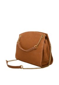 Sac à main en suède marron avec une forme structurée, présentant des accents en chaîne, un dessus plat et une bandoulière amovible.