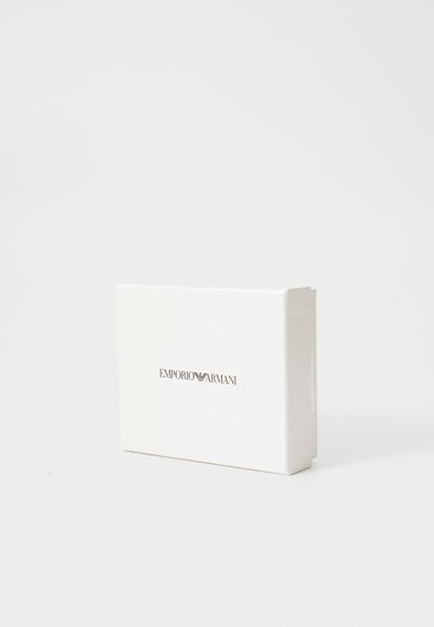 Cutie rectangulară albă cu logo-ul embosat "EMPORIO ARMANI" în negru pe față, având un finisaj neted și un design minimalist.