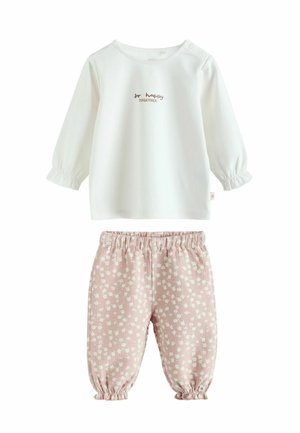 Weißes Langarmoberteil mit gerafften Ärmeln und einem braunen Druck "So Happy Together", kombiniert mit rosa, floral gemusterten Hosen mit elastischen Bündchen.