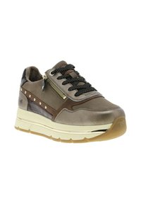 Baskets à lacets dans des tons marron et gris, présentant un dessus texturé, des accents métalliques et une semelle extérieure épaisse et rembourrée avec un léger talon.