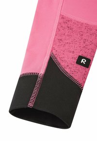 Rosa Sportärmel mit strukturierten Stoffakzenten, schwarzem Bund, kontrastierenden Nähten und Logopatch. Für Sportbekleidung entworfen.