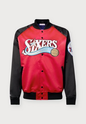 Mitchell & Ness, NBA LEGENDS PLAYER LIGHTWEIGHT JACKET PHILADELPHIA 76ERS ALLEN IVERSON - Клубно облекло - scarlet/black