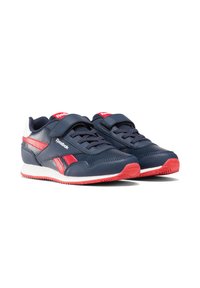 Zapatillas Reebok en azul marino y rojo con parte superior de cuero suave, tira de Velcro, diseño de cordones y suela de goma blanca con acentos rojos.