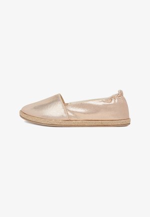 Scarpe slip-on metallici rosa chiaro con superficie texture e dettagli in corda di juta attorno alla suola. Punta arrotondata e parte superiore flessibile.