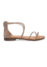 Beige Wildledersandale mit Knöchelriemen und mehreren dünnen Riemen. Flacher Absatz und strukturierte metallische Akzente werten das Design auf.