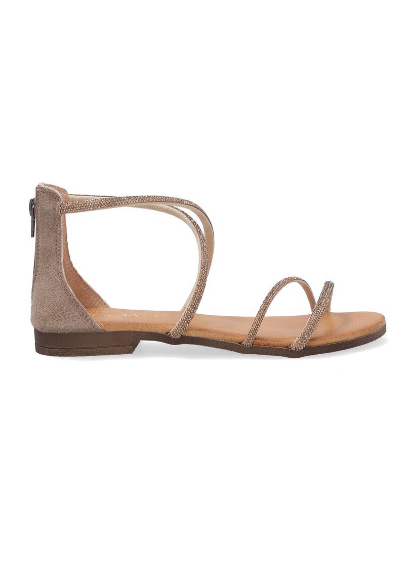 Beige Wildledersandale mit Knöchelriemen und mehreren dünnen Riemen. Flacher Absatz und strukturierte metallische Akzente werten das Design auf.