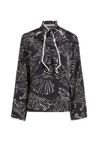 Fekete blúz fehér levélmintával, hosszú ujjakkal, magas gallérral és nyakkendős részlettel a nyakánál. Puha anyag, sima textúrával.