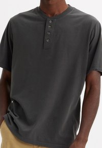 Levi's® BUTTON HENLEY - Základné tričko - black oyster