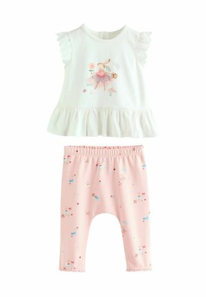 Hvid bluse med blondecapærmer, med et kaninmotiv. Rosa bukser med blomstermønster og dyremotiver, ankeludskæringer og elastisk talje.