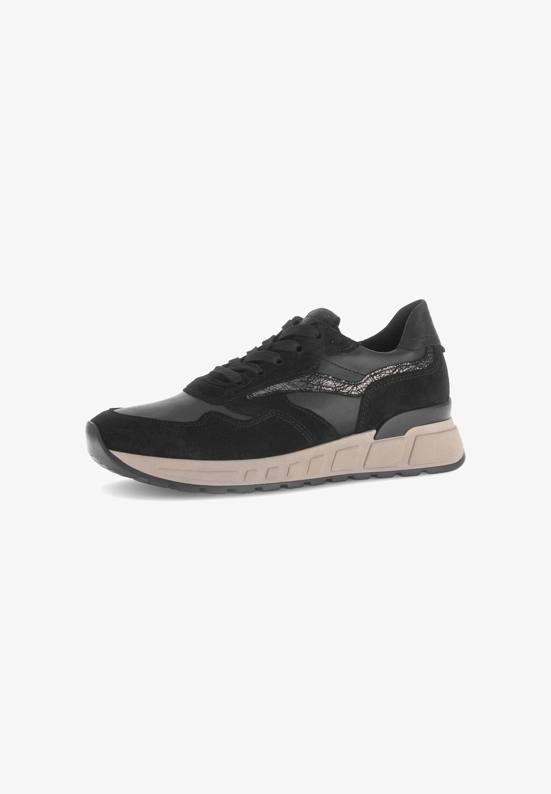 Zwarte sneaker met een mix van leer en suède materialen. Rond de neus, textuuraccenten en een gevoerde beige zool. Vetersluiting.