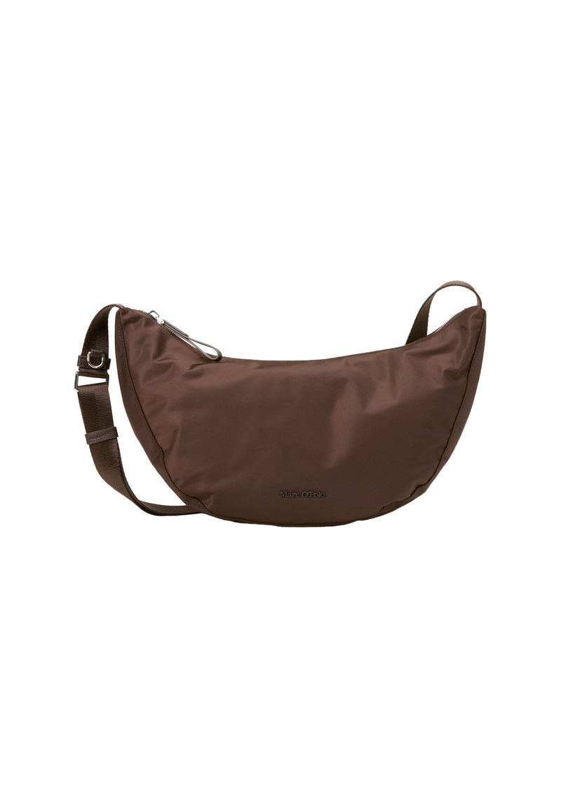 Braune Nylon-Schultertasche mit geschwungener Form, verstellbarem Tragegurt und silbernen Hardware-Details. Das Vorderteil zeichnet sich durch ein diskret aufgedrucktes Logo aus.