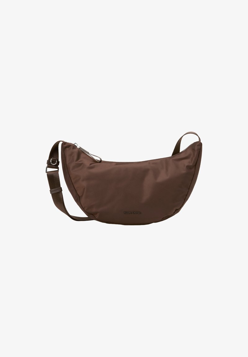 Borsa a spalla in nylon marrone con forma curvata, tracolla regolabile e dettagli in metallo color argento. Presenta un logo in stampa sottile sulla parte anteriore.