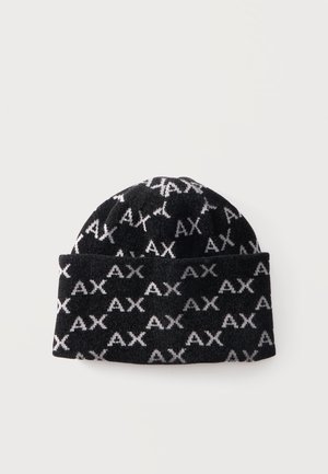 Czarna dzianinowa czapka z odwiniętym mankietem, ozdobiona powtarzającym się białym wzorem logo "AX" na całej tkaninie.