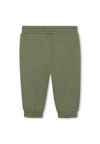 Groene sportbroek met een elastische tailleband en taps toelopende boorden, plat weergegeven tegen een witte achtergrond.