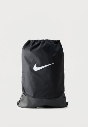 Musta urheilukassi, jossa on valkoinen Nike swoosh -logo keskitettynä etuosassa yksiväristä taustaa vasten.