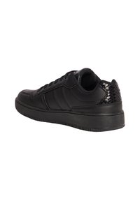 Baskets basses noires en cuir lisse avec un accent texturé en motif reptile au niveau du talon. Semelle en caoutchouc avec un motif de crampons.