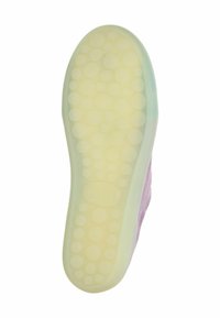 Suola della scarpa con una base in gomma traslucida di colore chiaro e una texture circolare, completata da un bordo superiore color lavanda.