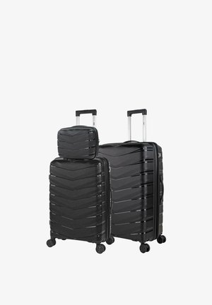 Dos maletas rígidas negras con patrones en forma de cheurón, una grande y una pequeña, ambas con asas telescópicas y cuatro ruedas.