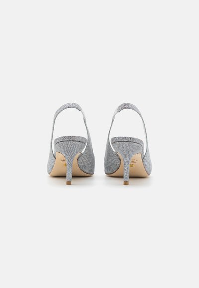 Zapatos de tacón tipo slingback plateados con una parte superior texturizada y un tacón bajo y estrecho. Presenta una correa sencilla y un diseño de punta redondeada.