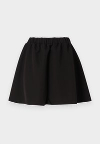 Jupe noire évasée en tissu doux et extensible avec une taille élastique. L'ourlet se situe au-dessus de la mi-cuisse, offrant une grande liberté de mouvement.