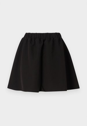 Černá sukně s elastickým pasem, áčkového střihu a délky ke kolenům, jednobarevný design, položena naplocho na bílém pozadí.