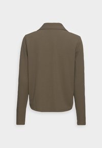 Chemise à manches longues verte olive avec un col classique, en tissu lisse, et une couture droite, sans fermetures visibles ni motifs.