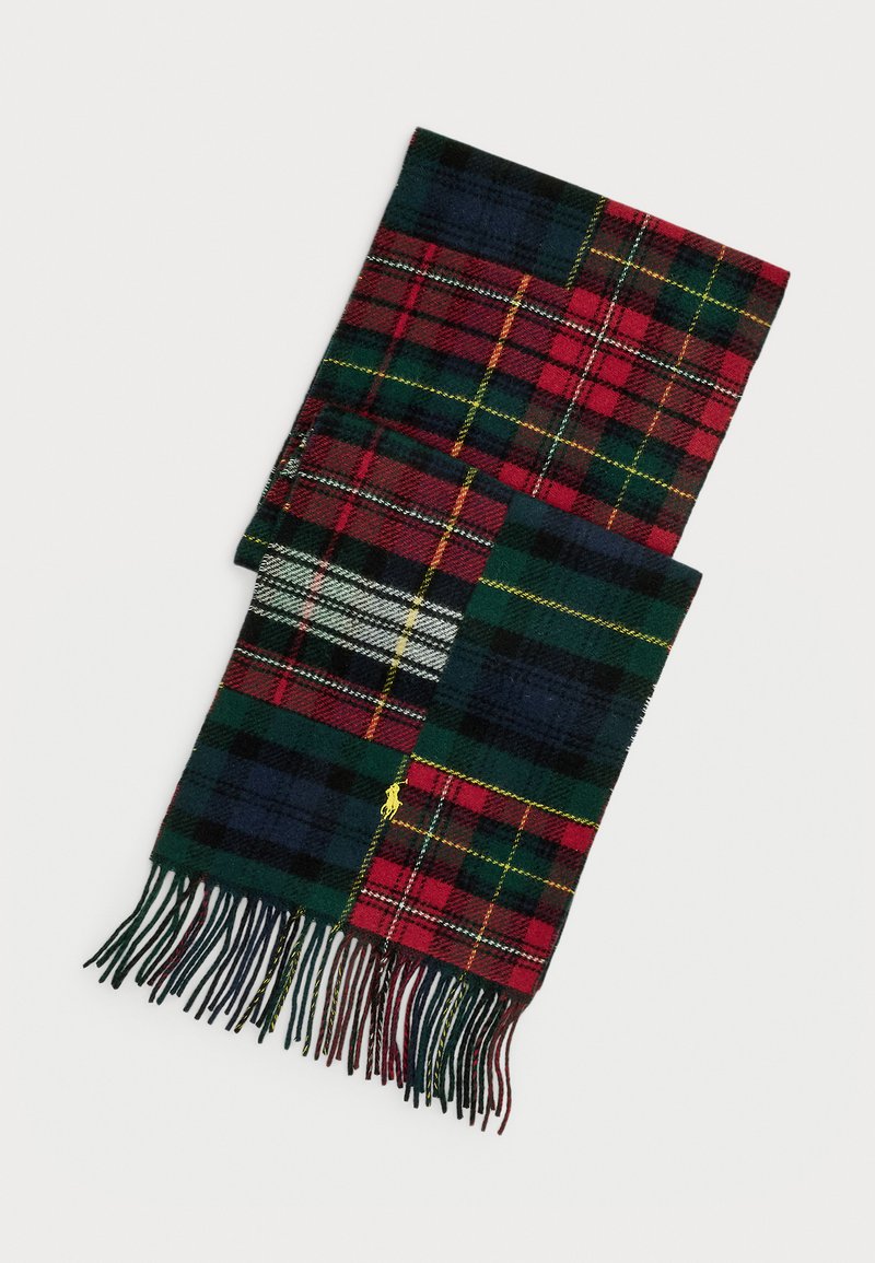 Écharpe à carreaux rouge, verte et marine avec des bords frangés. Fabriquée en tissu doux, elle présente un mélange de motifs à carreaux et un accent de logo jaune.