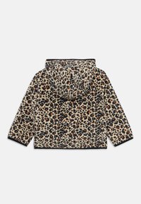 Felldekket fleecjakke i leopardmønster med hette, som har en beige bunn, svarte og oransje flekker, samt kontrasterende svart kant langs bunnen og ermene.
