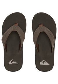 Des tongs marron avec une semelle texturée et sombre et des lanières larges. Présente des accents cousus et un logo dans le coin de la semelle.