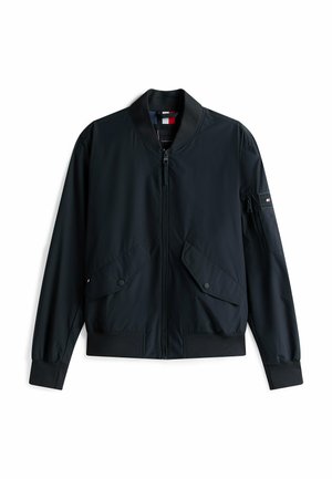 Veste bomber noire en tissu léger, dotée d'une fermeture éclair sur le devant, de deux poches à rabat et de poignets et col côtelés. Agrémentée d'un logo.