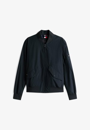 Czarna kurtka bomberka wykonana z lekkiego materiału, z suwakiem z przodu, dwiema kieszeniami z klapką oraz ściągaczami przy mankietach i kołnierzu. Z wyróżniającym się logo.