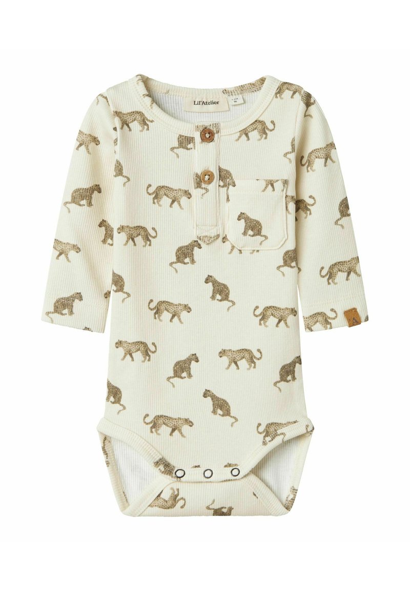 Långärmad klämdress i krämfärgad ribbad tyg med brunt leopardmönster, tryckknappar vid botten och en liten bröstficka med en träknapp.