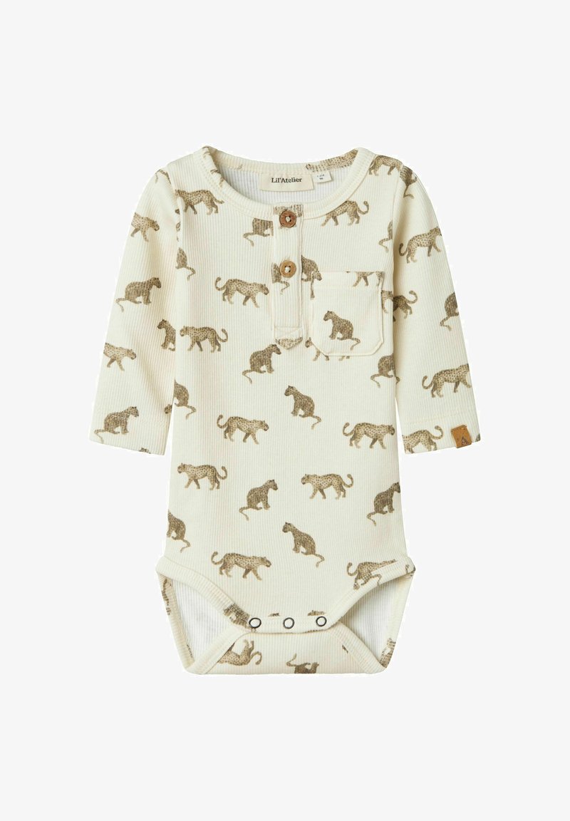 Długi rękaw body w kremowym prążkowanym materiale z brązowym wzorem w lamparta, zatrzaskami na dole oraz małą kieszonką na piersi z drewnianym guzikiem.