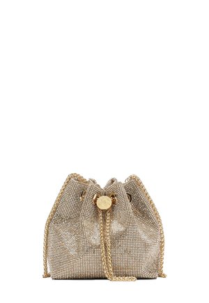 Kovinska zlata mrežasta torbica v obliki vedra z verižnimi poudarki, zapiranjem na vrvico in okroglo logotipsko podrobnostjo. Ima teksturirano, sijočo površino.