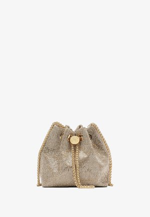 Geantă tip plasă din aur metalic, cu accente de lanț, închidere cu șnur și detaliu rotund cu logo. Prezintă o suprafață texturată, strălucitoare.