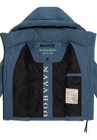 Veste bleue rembourrée avec intérieure noire, comportant un grand texte de logo, fermeture éclair, et poche intérieure avec étiquette. Tissu texturé, design avec capuche.