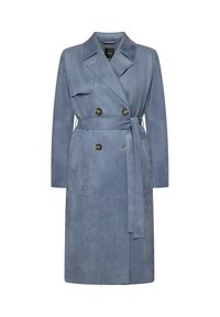 Trench-coat croisé en suède bleu clair avec une taille ceinturée, de grands revers et deux poches avant. Texture lisse, coupe longueur genou.