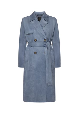 Zweireihiger Trenchcoat aus hellblauem Wildleder mit tailliertem Gürtel, großen Revers und zwei Fronttaschen. Glatte Textur, knieumspielendes Design.