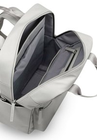 Zaino grigio chiaro con molteplici scomparti, esterno liscio, interno in tessuto grigio e tasca con zip per l'organizzazione.