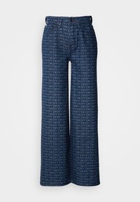 Weite Denim-Hosen mit einem wiederholenden Muster aus marineblauen und hellblauen DKNY-Logos, mit Fronttaschen und einem Knopfverschluss.